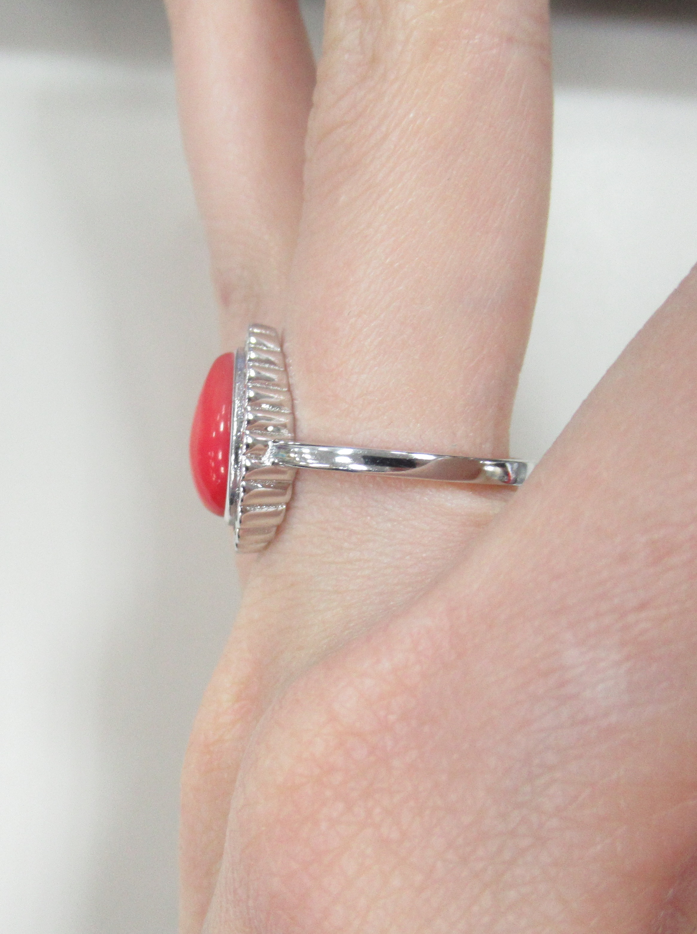 Серебряное кольцо с кораллом